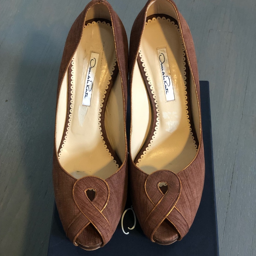Oscar de la Renta Textured Leather Open Toe Pumps - Picture 5 of 8